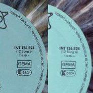 Vergleich der Label von Erstauflage (links) und TCC (rechts).